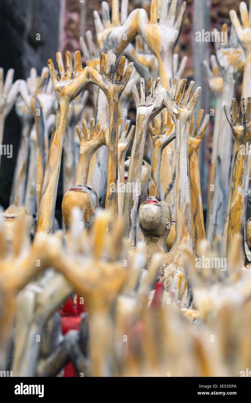 disposizione di piccole statue con gesti alzati della mano Foto Stock