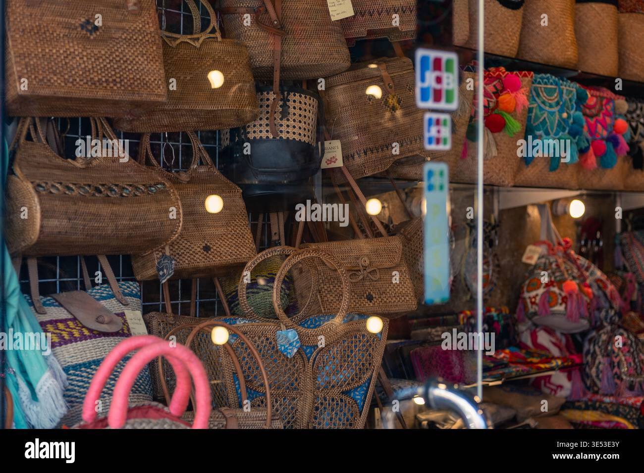 Mostra di borse e oggetti d'artigianato fatti a mano in un mercato locale a Ubud, Bali, Indonesia. Foto Stock