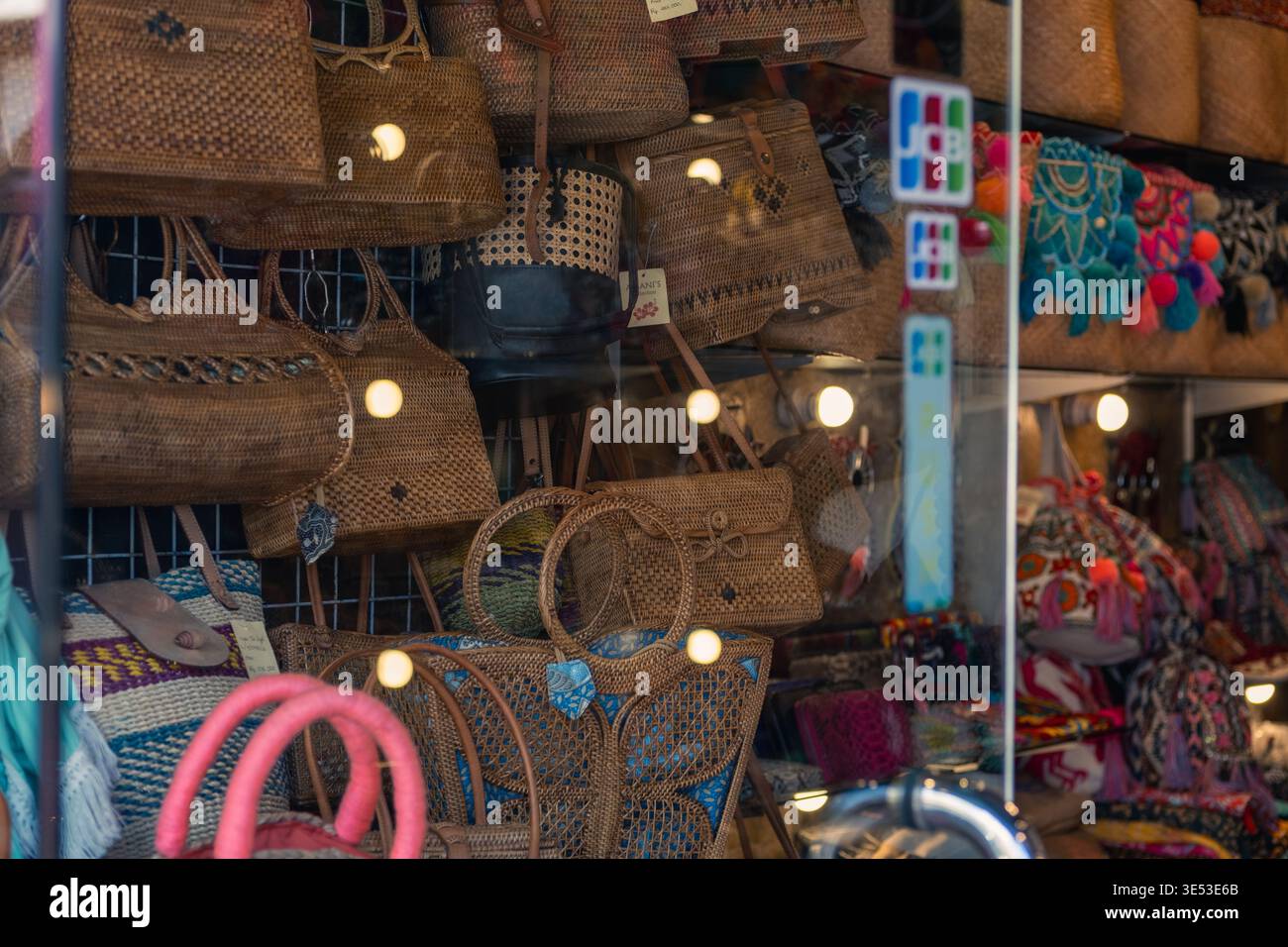 Mostra di borse e oggetti d'artigianato fatti a mano in un mercato locale a Ubud, Bali, Indonesia. Foto Stock