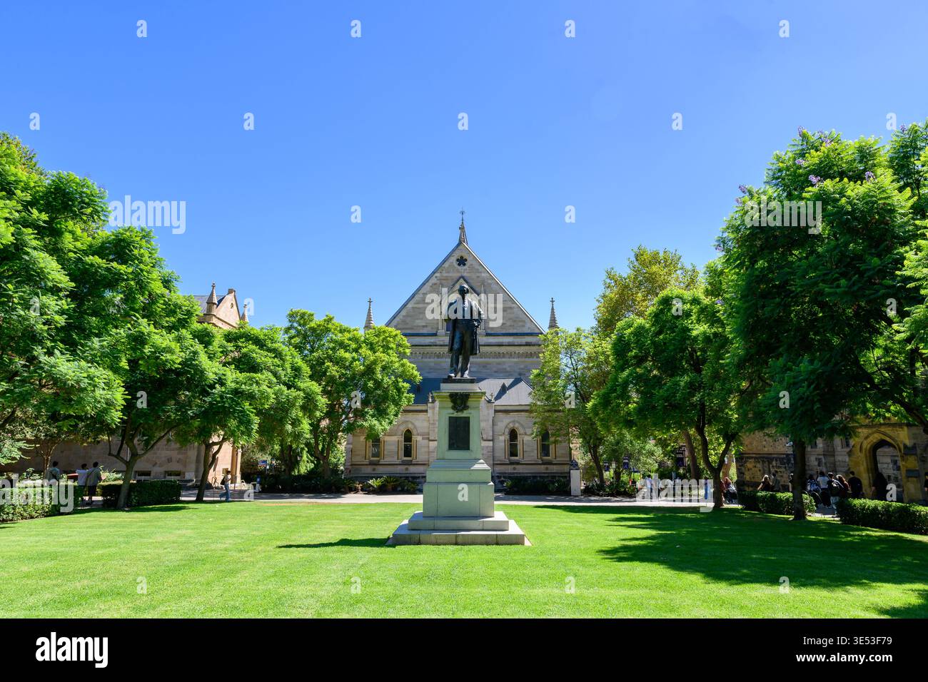 Elder Conservatorium of Music e statua sui prati dell'Università di Adelaide, Australia meridionale Foto Stock