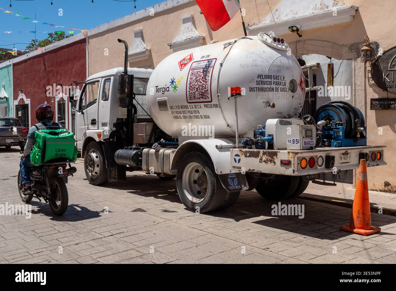 Camion per la fornitura di gas naturale che rifornisce un'azienda locale a Valladolid, Yucatán, Messico Foto Stock