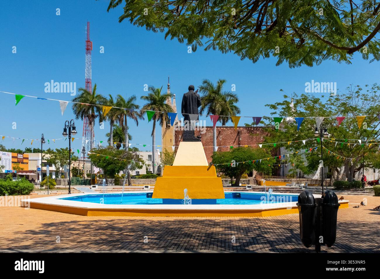 Una fontana e una statua in Piazza Santa Ana, una storica piazza pubblica nel centro di Histórico, Mérida, Yucatán, Messico. Foto Stock