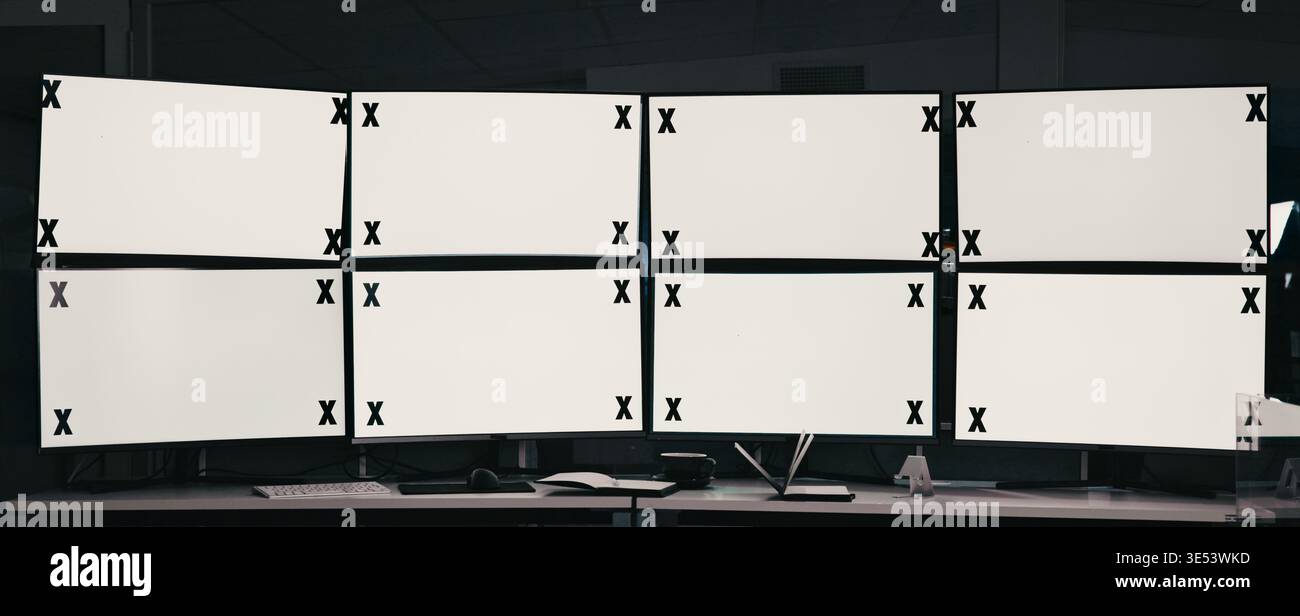 Mockup, monitoraggio e sicurezza con schermo del computer in ufficio per filmati di sicurezza o sorveglianza. Spazio vuoto, protezione e manutenzione con display vuoto Foto Stock