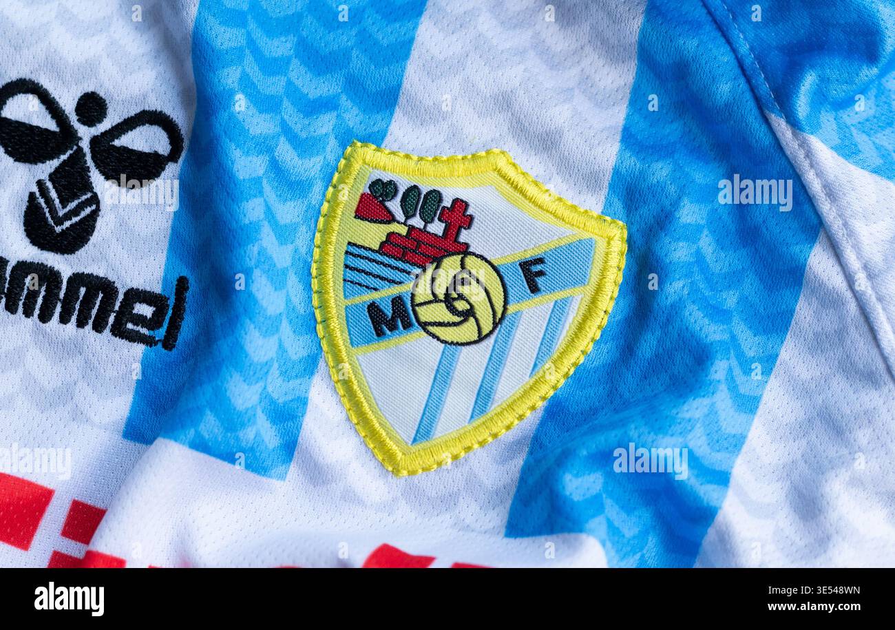 Kiev, Ucraina. 27 marzo 2026. Primo piano dello stemma Malaga CF sulla maglia Hummel. Foto Stock