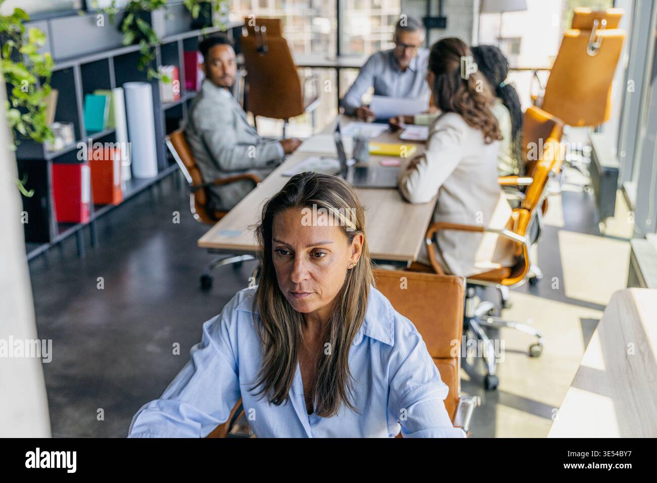 Team con background diversi impegnati in una sessione di pianificazione strategica Foto Stock