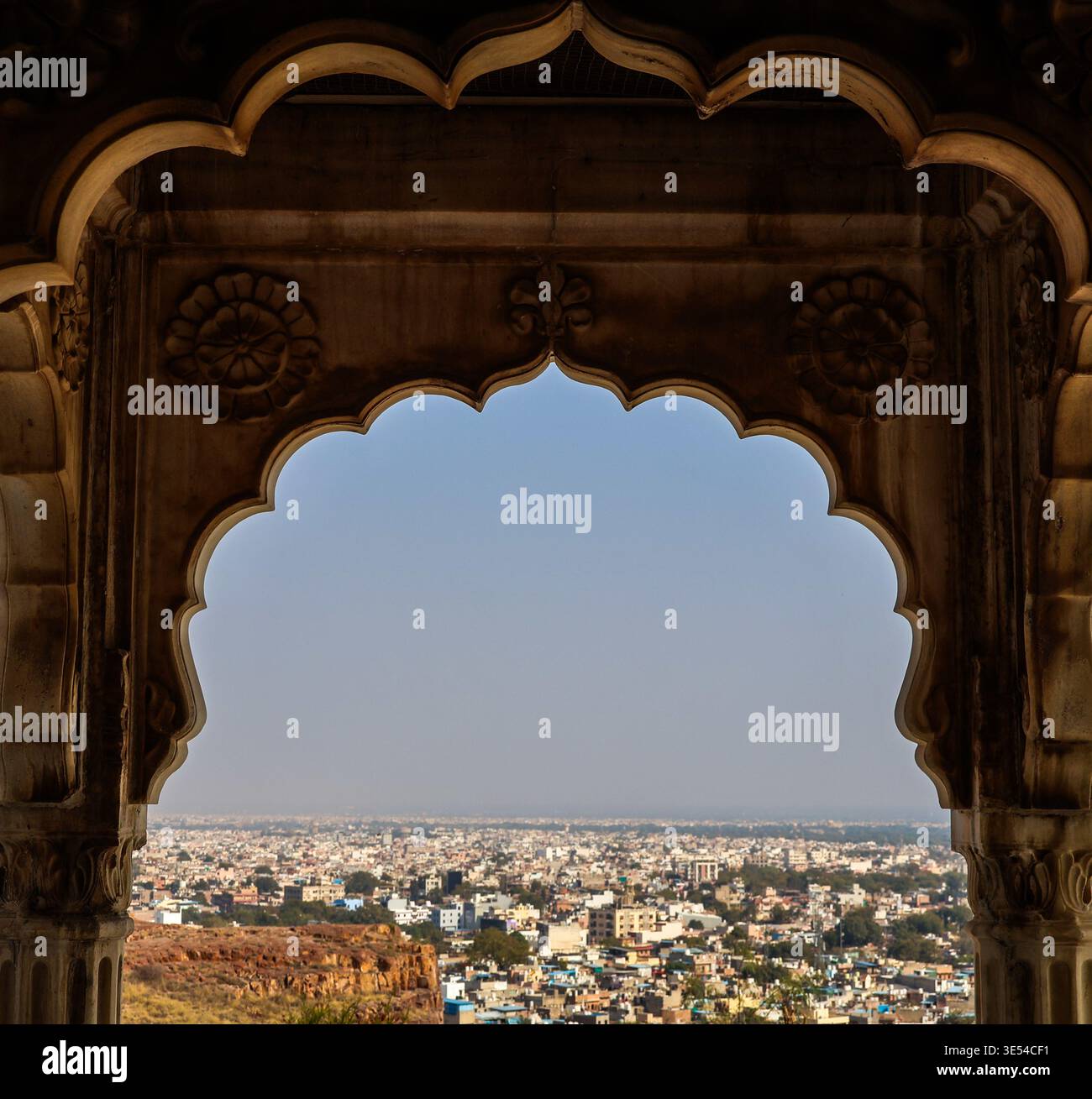Vista panoramica di Jodhpur, Rajasthan dal forte di Mehrangarh attraverso la cornice all'interno della cornice che mostra la storica città blu Foto Stock
