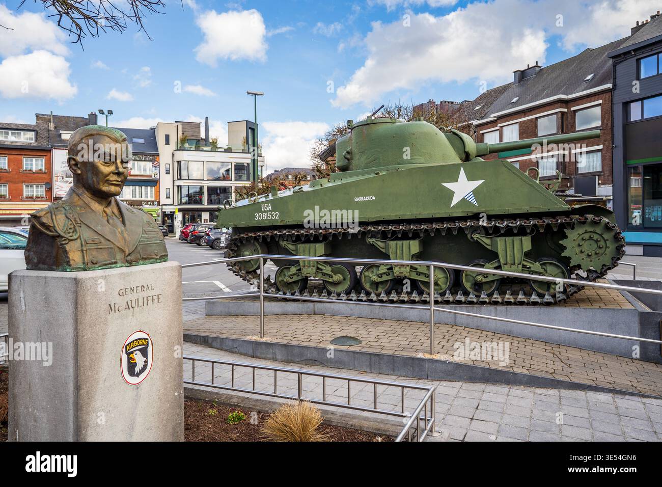 Busto in bronzo del generale McAuliffe con la 101a patch aviotrasportata in primo piano a Bastogne. Sullo sfondo il carro armato Sherman Barracuda su un più piccolo Foto Stock