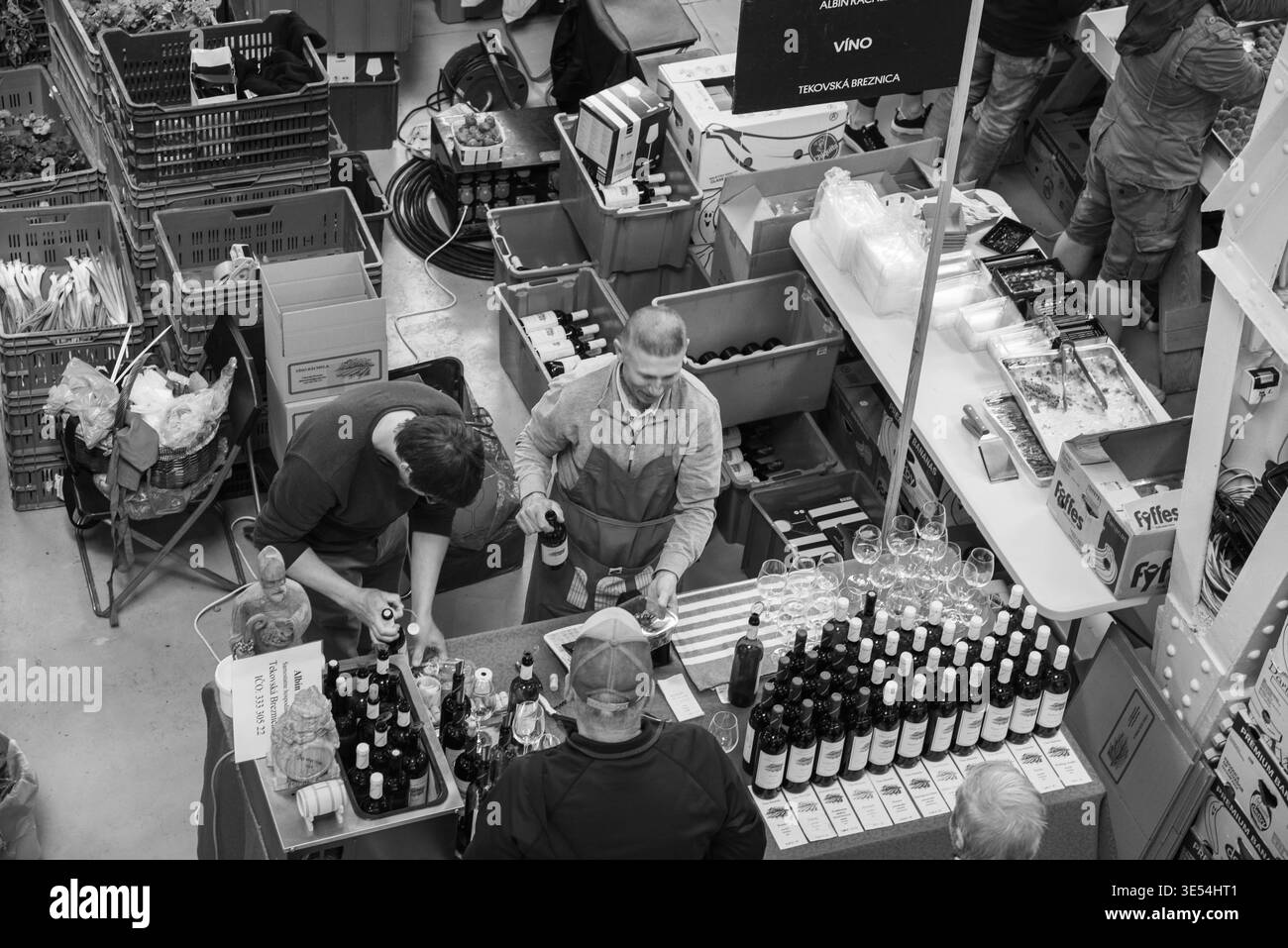 Stara Trznica vecchio mercato al coperto con bancarelle che vendono una varietà di cibi e bevande a Bratislava, Slovacchia, il 6 maggio 2023 Foto Stock