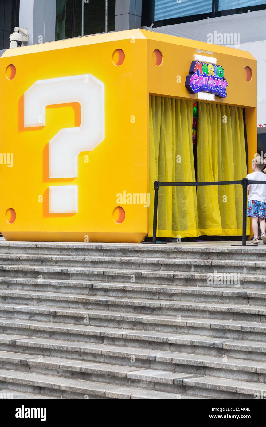 Installazione blocco giallo Super Mario per Mario Galaxy Movie. Singapore Foto Stock