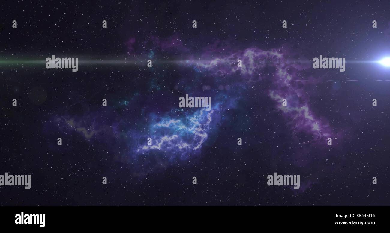 La nuvola di nebulosa viola-blu si estende attraverso lo spazio profondo, mostrando un bagliore luminoso delle stelle e una striscia verde Foto Stock
