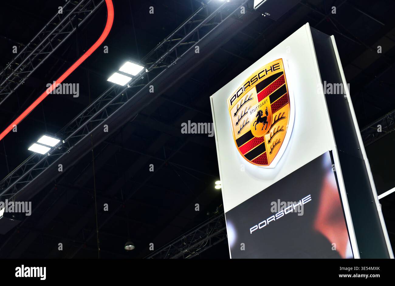 Tailandia - 26 marzo 2026: Nuovo logo Porsche marchio automobilistico tedesco specializzato in auto sportive ad alte prestazioni all'interno di Bangkok 47 Foto Stock