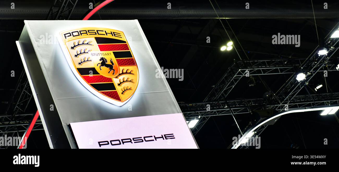 Tailandia-26 marzo 2026: Nuovo logo Porsche marchio automobilistico tedesco specializzato in auto sportive ad alte prestazioni al 47 Bangkok Internation Foto Stock