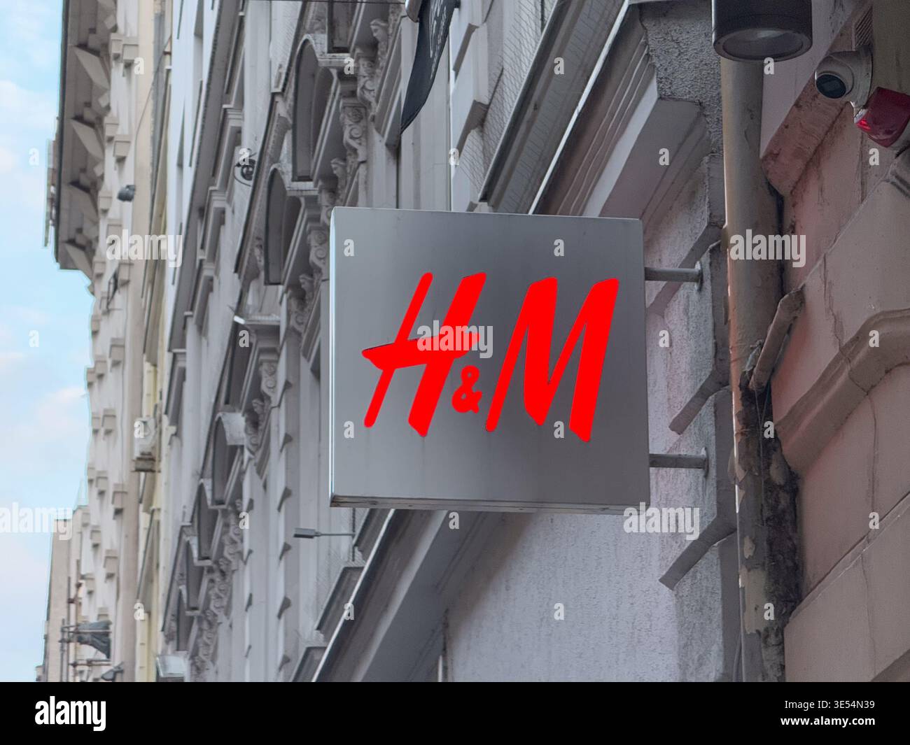 Belgrado, Serbia. 21 marzo 2026: Cartello con il logo HM montato sulla facciata dell'edificio nella strada dello shopping urbano. Cartellonistica e identità del marchio di moda globale Foto Stock