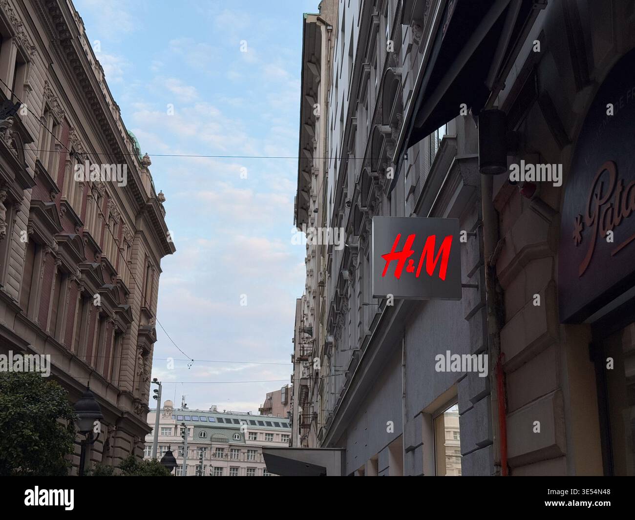 Belgrado, Serbia. 21 marzo 2026: Cartello con il logo H&M montato sulla facciata dell'edificio nella strada dello shopping urbano. Cartellonistica e identità del marchio di moda globale Foto Stock