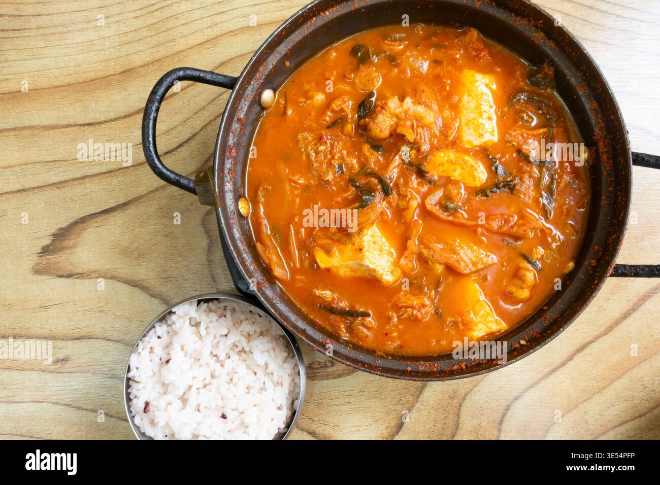 Kimchi jjigae o kimchi coreano zuppa piccante con riso. Corea del Sud Foto Stock