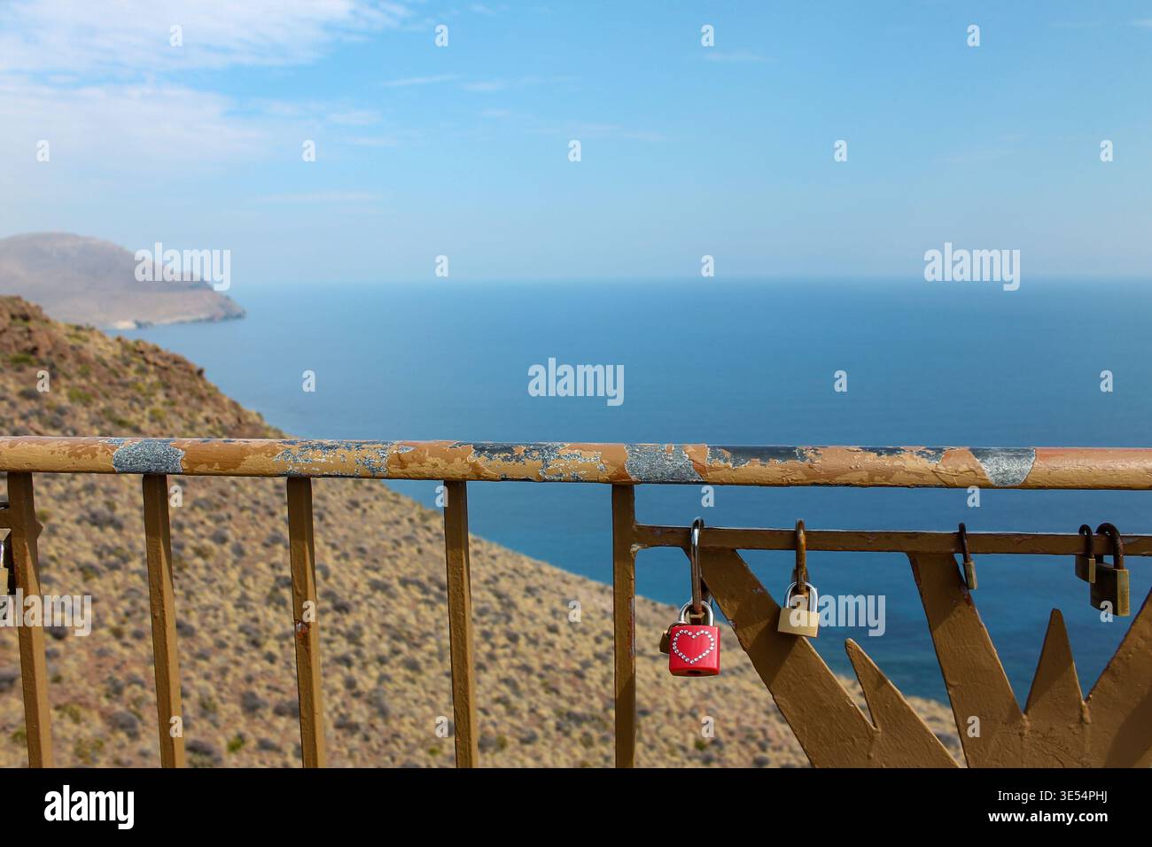 Lucchetto a forma di cuore in strass scintillante sulla recinzione che si affaccia sul Mar Mediterraneo Foto Stock