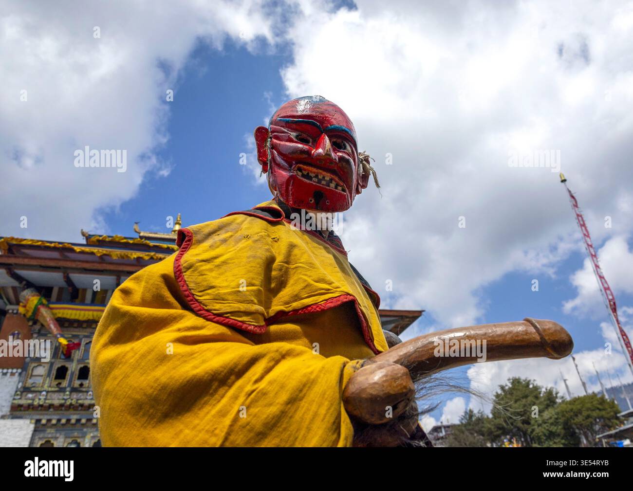 Bhutan, Bumthang, Ura, Atsara con un fallo di legno al festival Ura Yakchoe Foto Stock
