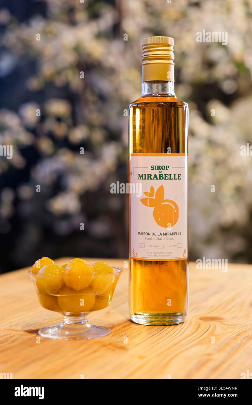 Francia, Meurthe et Moselle, Rozelieures, la distillazione del brandy di prugne mirabelle, la Maison de la Mirabelle - distilleria Grallet Dupic di Rozelieur Foto Stock