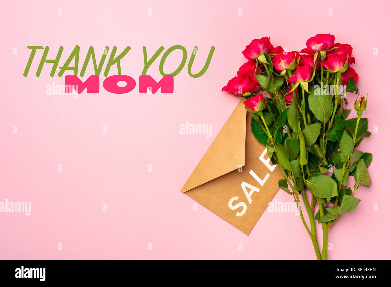 Regali per la festa della mamma con rose e un biglietto il 10 maggio per mostrare amore e apprezzamento Foto Stock
