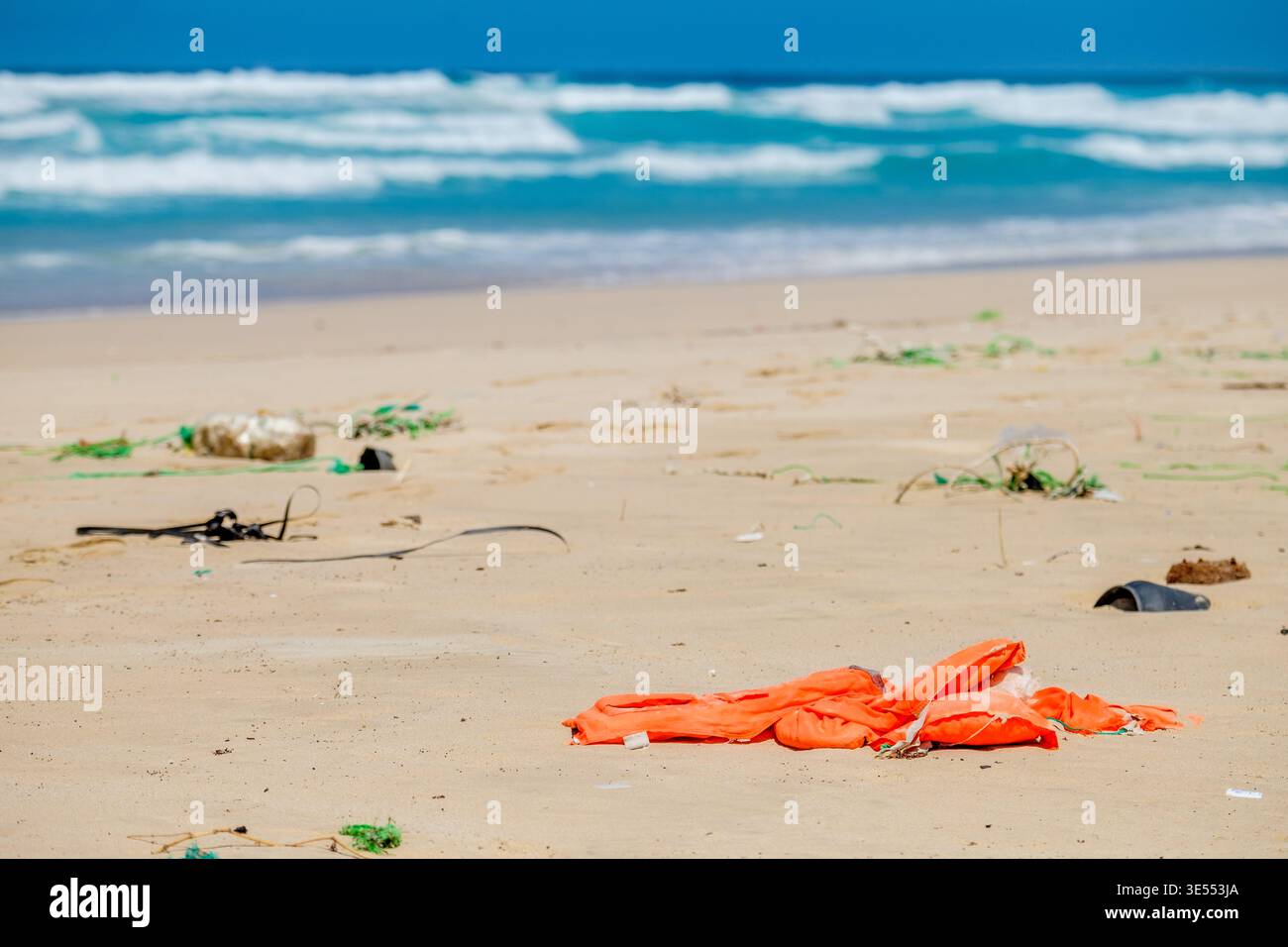 Giubbotto di salvataggio arancione lavato su una spiaggia a Capo Verde / Isole Cabo Verde Foto Stock
