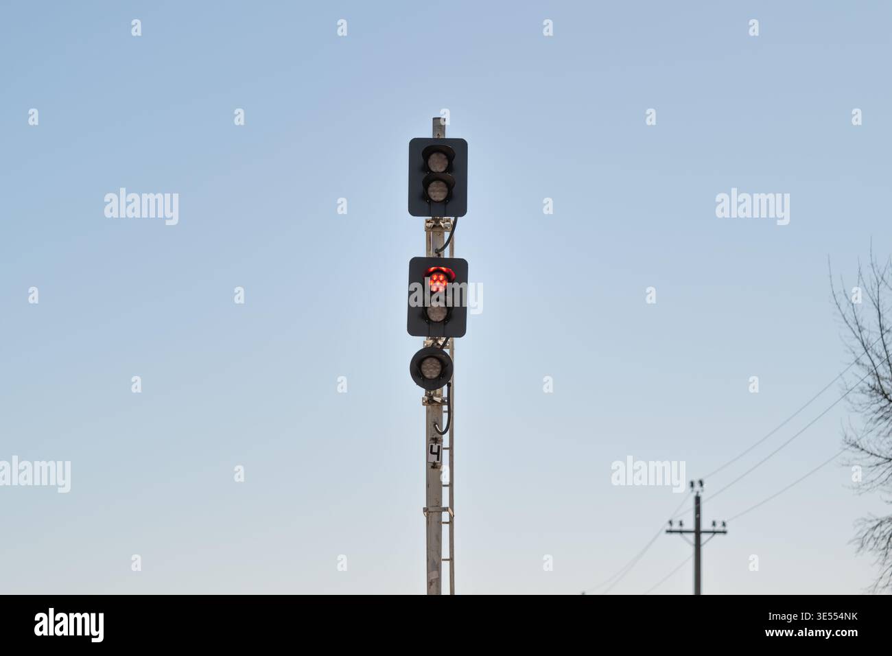 Torretta di segnalazione ferroviaria con scala e isolanti, struttura in metallo con gradini di accesso e armadio di controllo, atmosfera silenziosa dell'infrastruttura che implica manutenzione Foto Stock