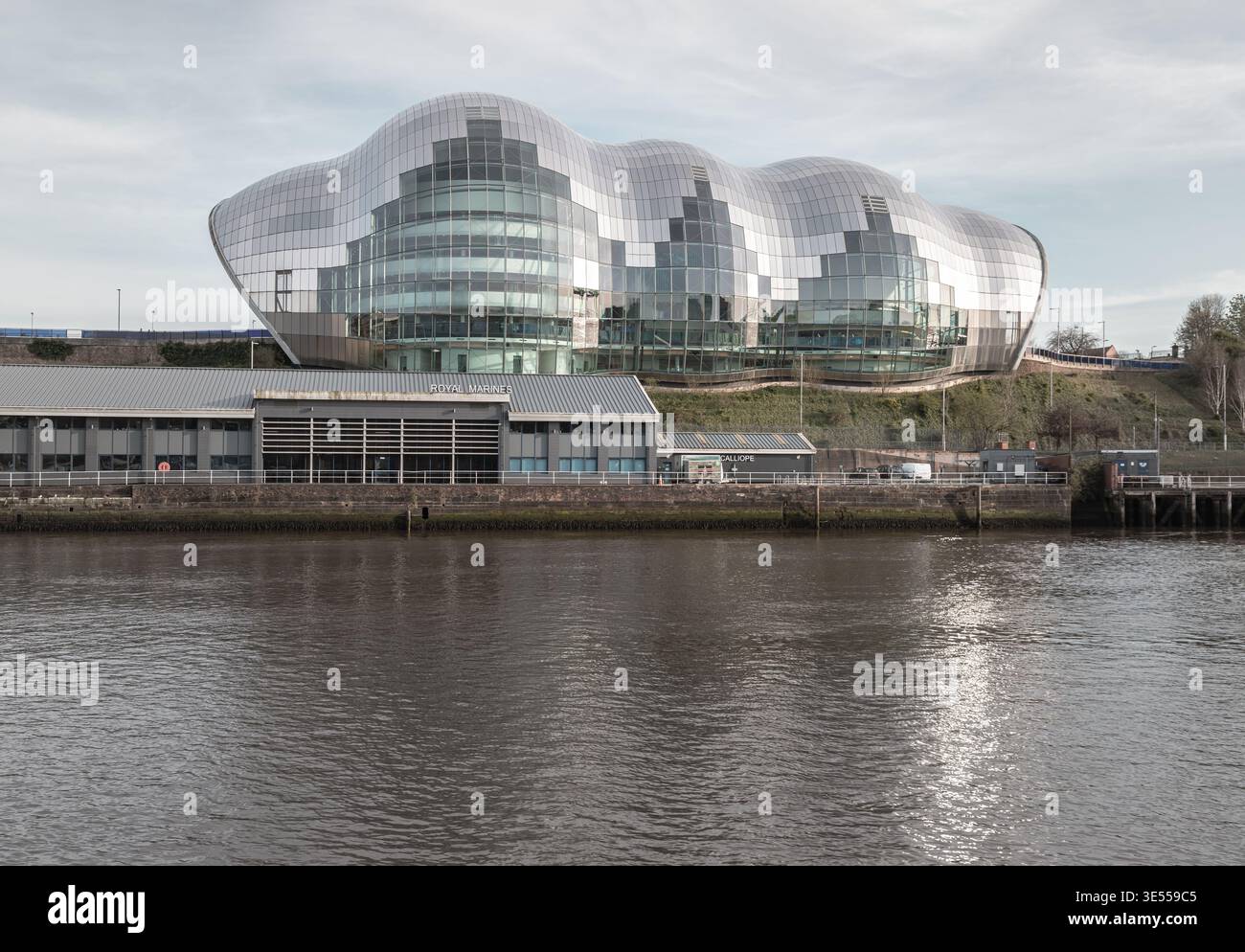Newcastle, Regno Unito - 11 aprile 2025 - le curve scintillanti e ondulate del Glasshouse International Centre for Music (Sage Gateshead) dominano l'horizo Foto Stock