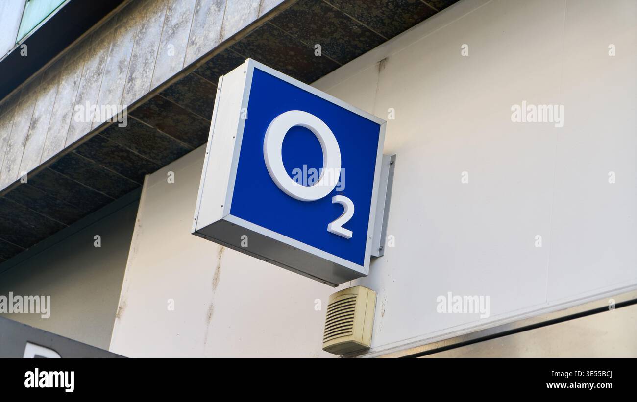 MANNHEIM, GERMANIA - 12 marzo 2026 - foto del punto vendita del marchio O2 segnaletica un fornitore di telecomunicazioni in un ambiente urbano il logo dell'azienda AN Foto Stock