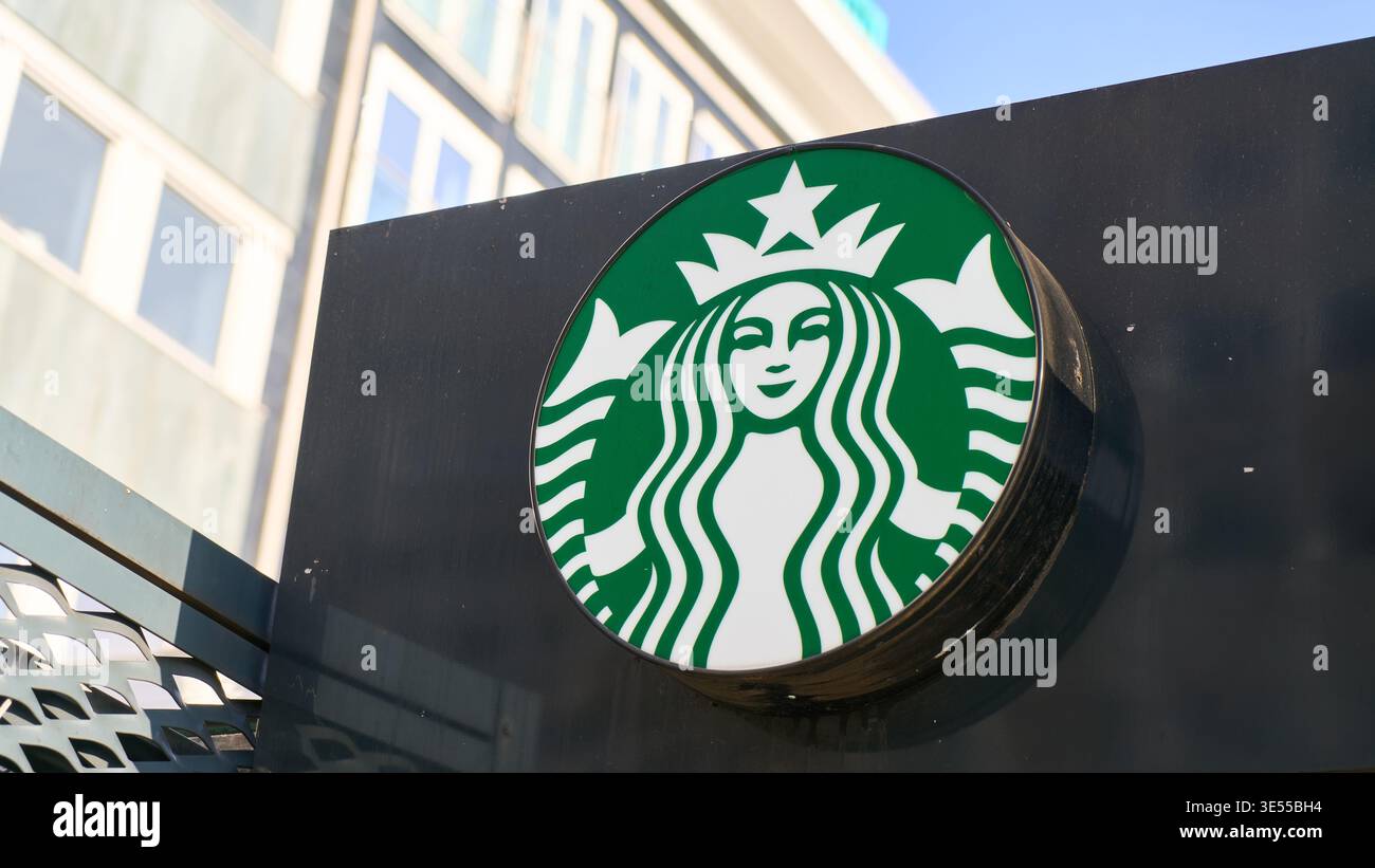 MANNHEIM, GERMANIA - 12 marzo 2026 - foto del riconoscimento del marchio Starbucks una catena globale di caffetterie e consumismo il logo Starbucks su una Foto Stock