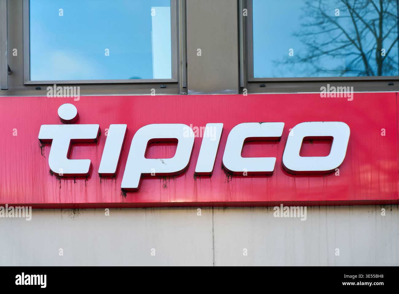 MANNHEIM, GERMANIA - 12 marzo 2026 - foto del negozio di scommesse tipico firma un marchio di spicco nel settore del gioco d'azzardo con il suo log rosso e bianco Foto Stock