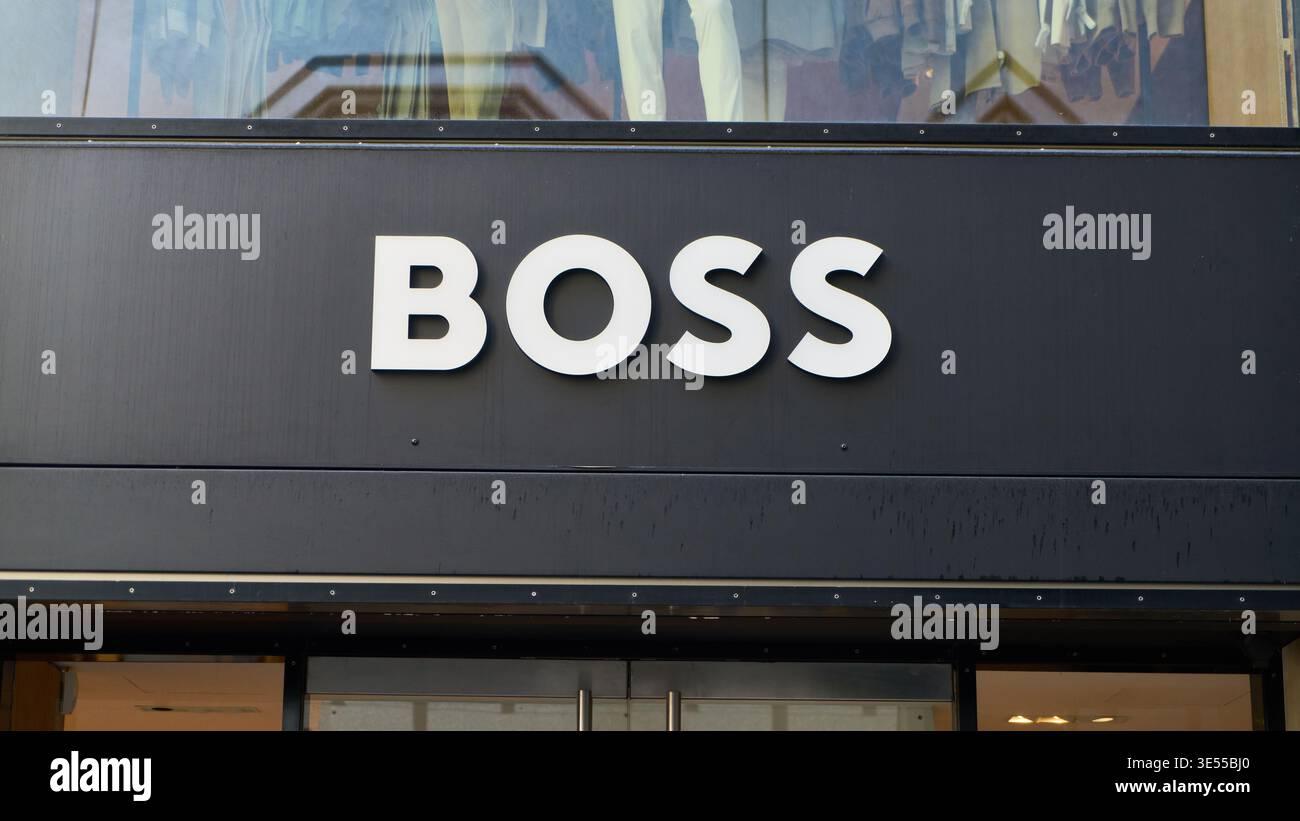 MANNHEIM, GERMANIA - 12 marzo 2026 - foto di uno storefront di Hugo Boss un marchio di moda di lusso che espone i negozi al dettaglio e l'economia tedesca BOS Foto Stock