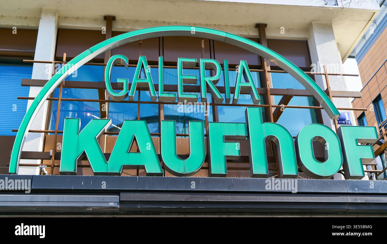 MANNHEIM, GERMANIA - 12 marzo 2026 - foto dell'insegna del negozio Galeria Kaufhof che rappresenta il declino del commercio al dettaglio e le sfide economiche il simbolo del negozio Foto Stock