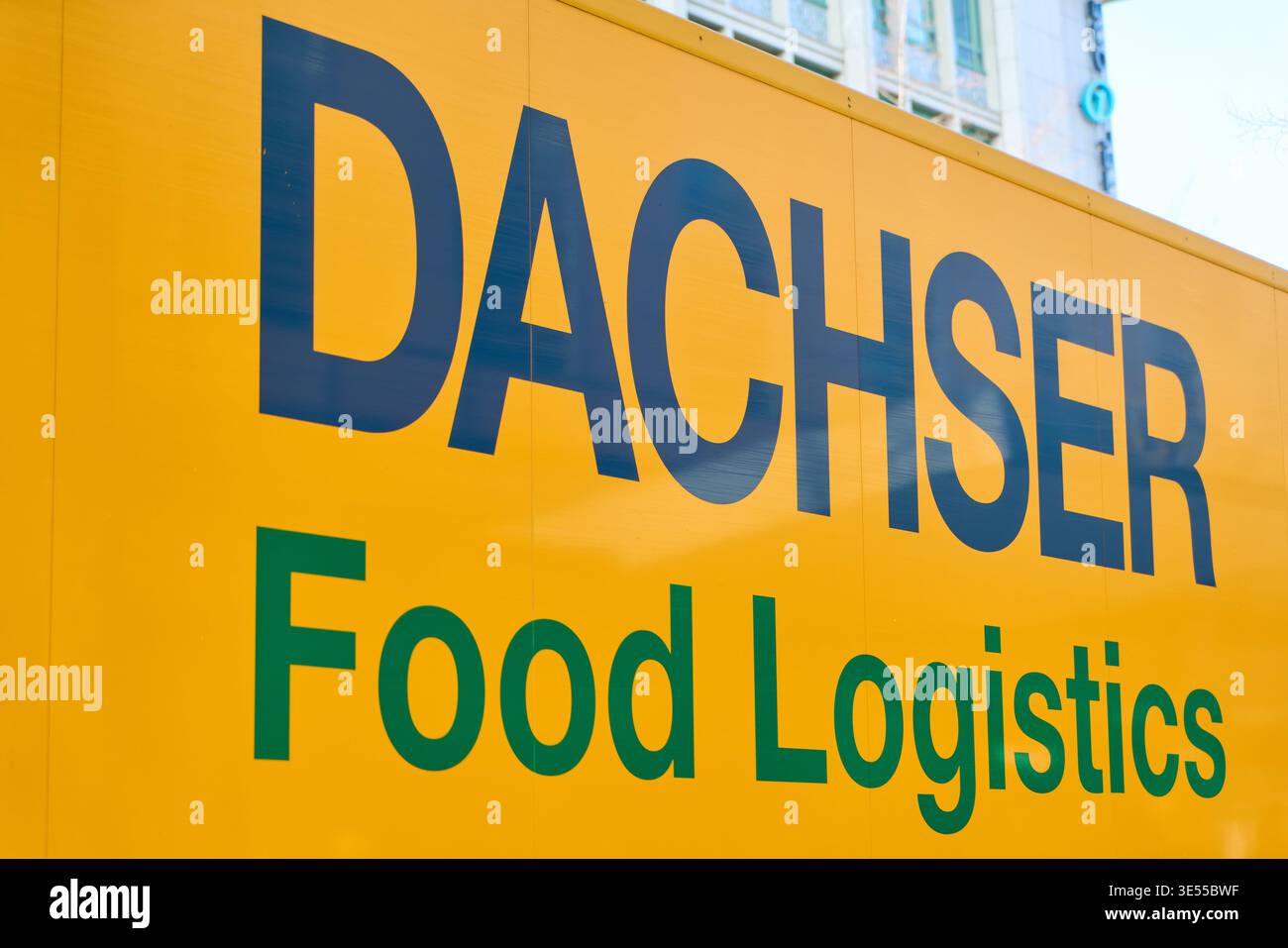 MANNHEIM, GERMANIA - 12 marzo 2026 - foto di un camion Dachser Food Logistics che mostra le sue soluzioni per la catena di approvvigionamento e la rete di trasporto globale Foto Stock