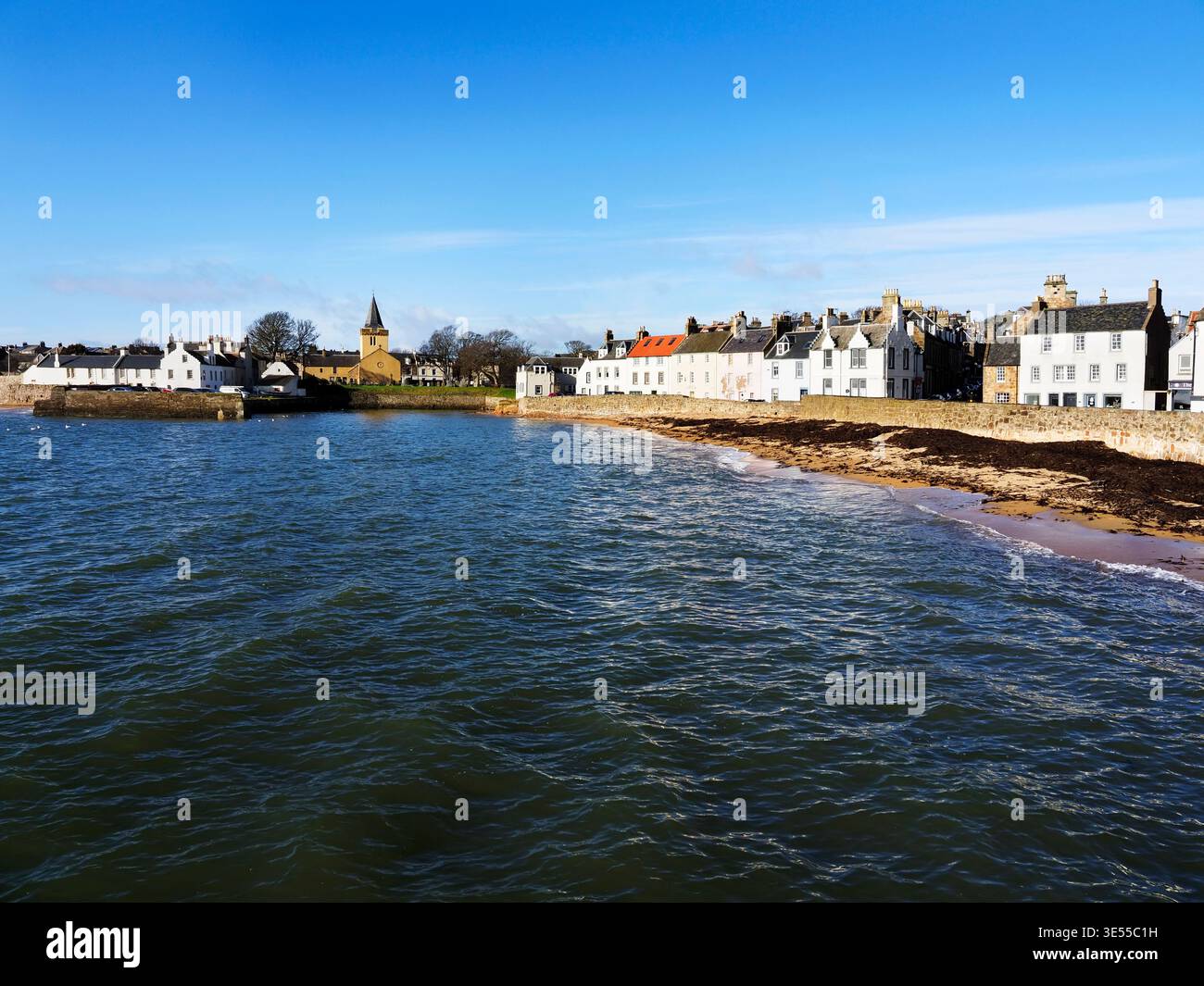Dreel Halls ad Anstruther Wester e cottage lungo Castle Street ad Anstruther Pasqua da Anstruther Harbour East Neuk di Fife Scozia Foto Stock