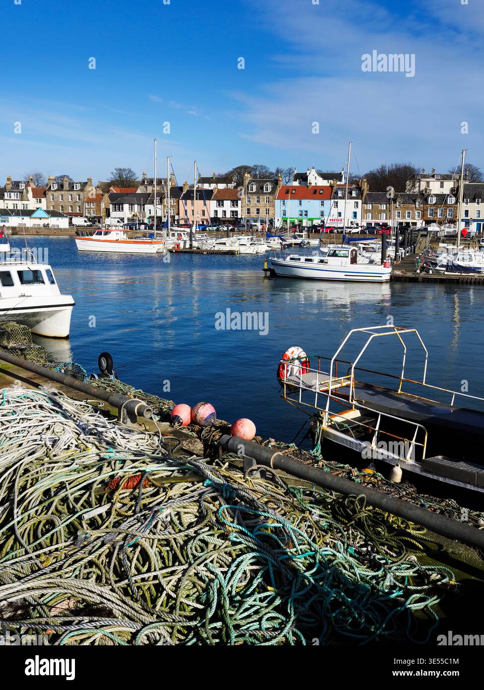 Corde sulla banchina in una giornata di sole al porto di Anstruther East Neuk di Fife, Scozia Foto Stock