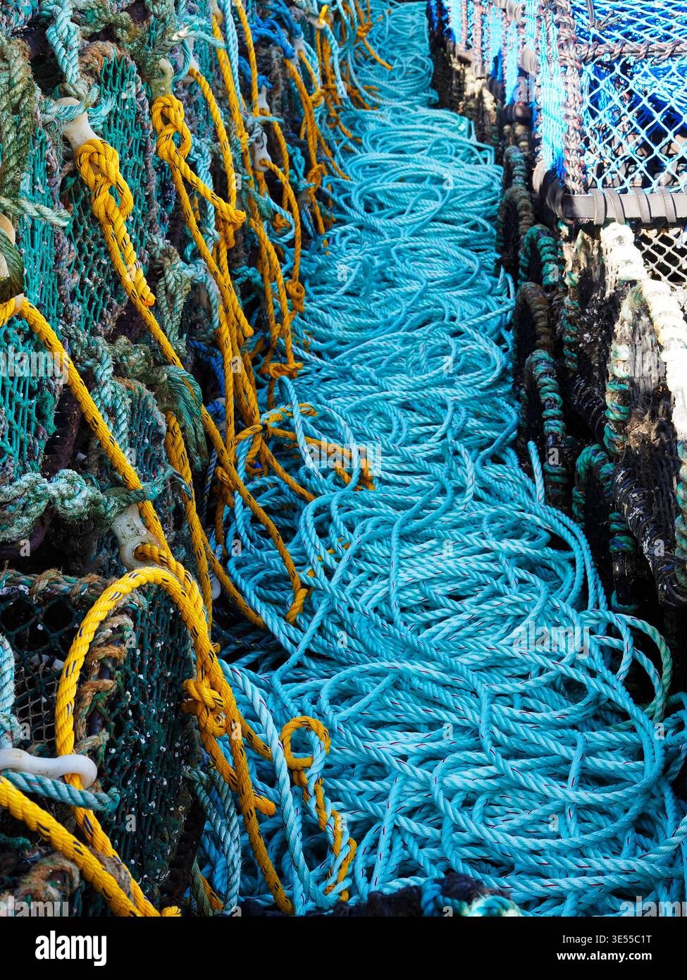 Pentole di aragosta e corda blu a spirale sul molo presso il porto di Anstruther East Neuk di Fife, Scozia Foto Stock