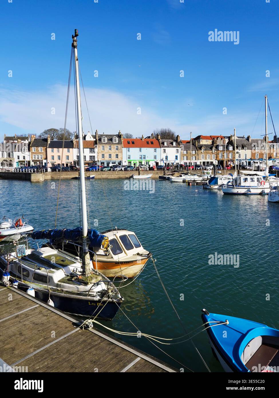 Barche nel porto con Shore Street alle spalle ad Anstruther East Neuk di Fife, Scozia Foto Stock