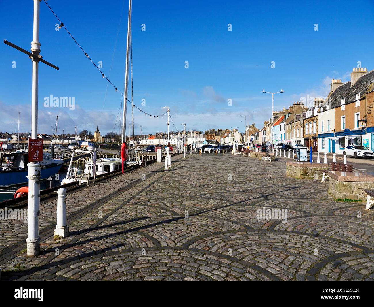 Shore Street e il porto in una giornata di sole ad Anstruther East Neuk di Fife, Scozia Foto Stock