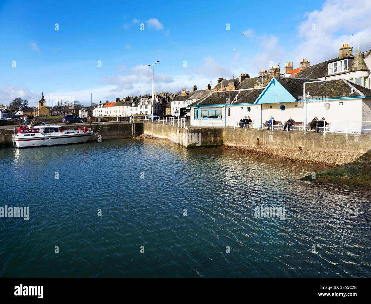 Seduti al sole al porto di Anstruther East Neuk di Fife, Scozia Foto Stock
