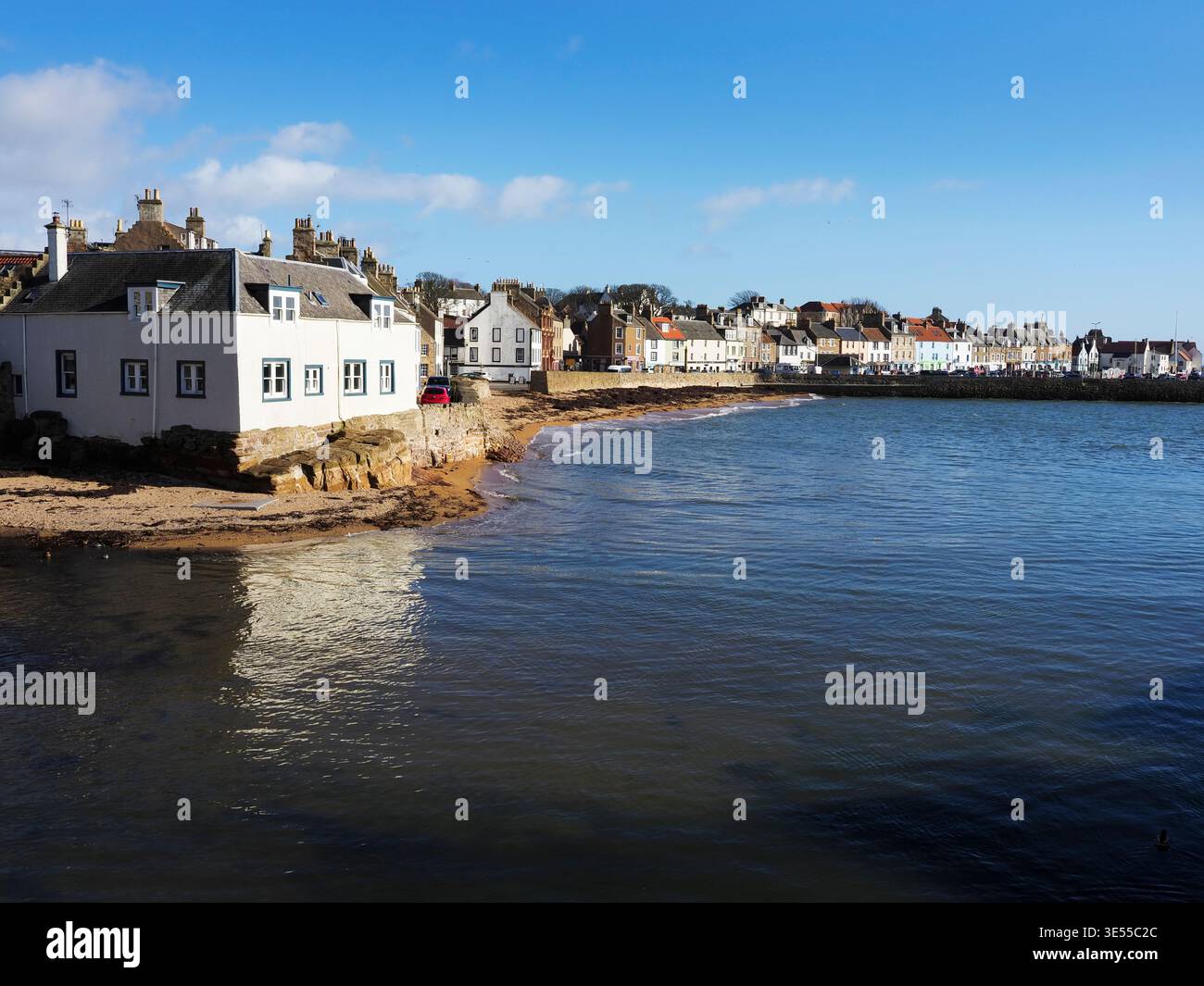 Dreel Lodge ed edifici lungo la riva ad Anstruther East Neuk di Fife Scozia Foto Stock