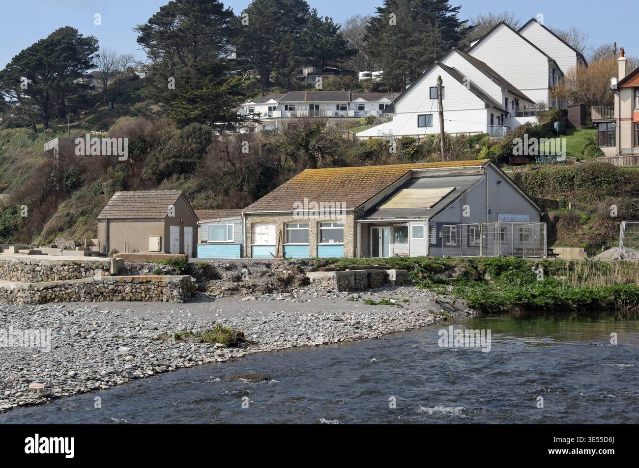Popolare tra gli scommettitori negli anni precedenti, nel 2026 il Seaton Beach Cafe in Cornovaglia sembra respinto. Il maltempo e l'erosia del mare hanno lasciato il tempo un tempo occupato Foto Stock
