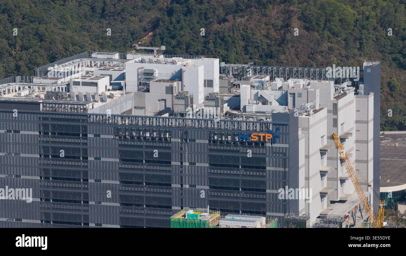 New Territories, Hong Kong - 14 febbraio 2026: Veduta aerea dell'edificio del Data Technology Hub con il logo HKSTP, attrezzature industriali sul tetto e altro ancora Foto Stock