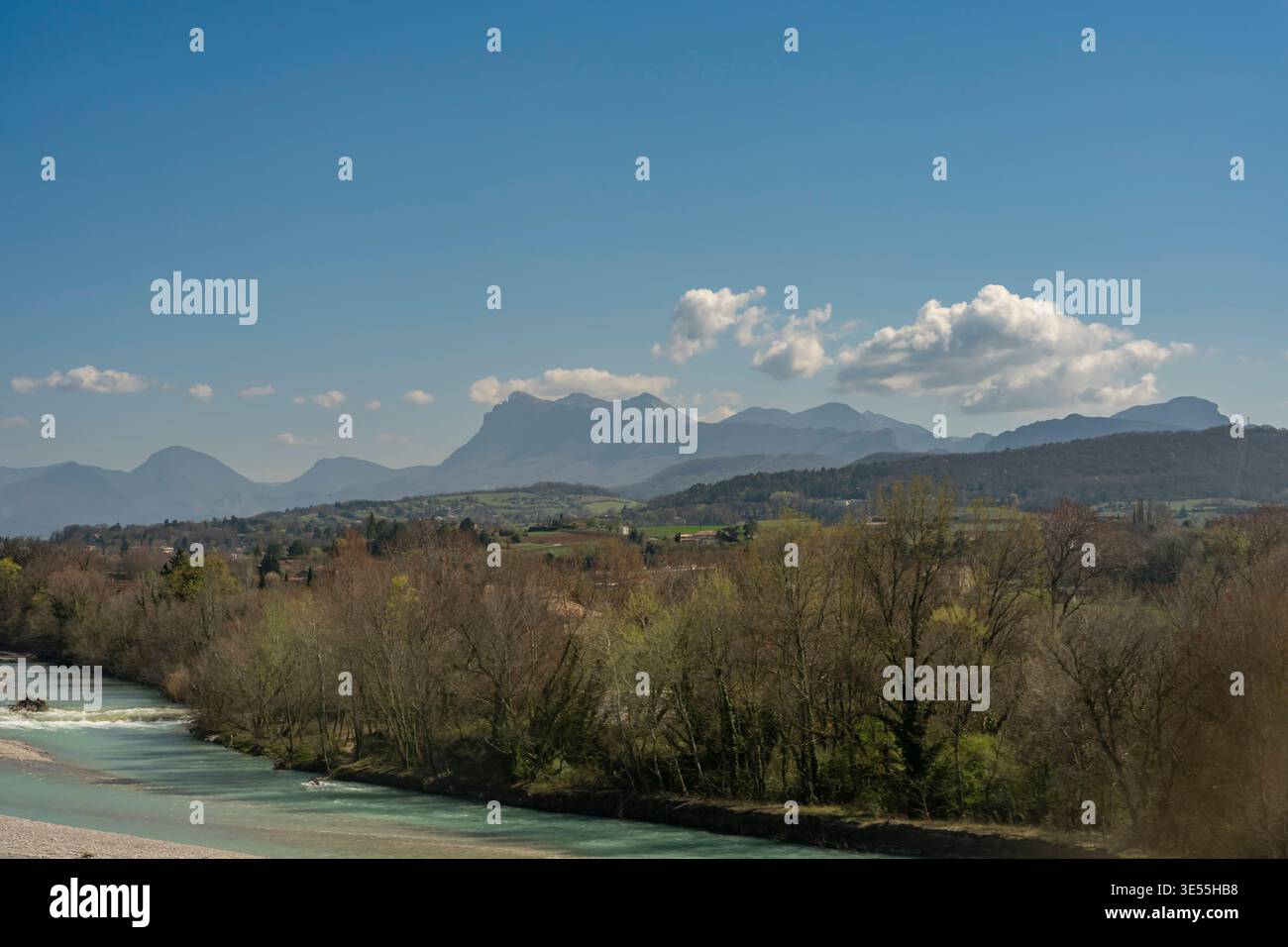 Ammira la campagna con il fiume le Rhone e le bocce lontane nel cielo azzurro della primavera Foto Stock