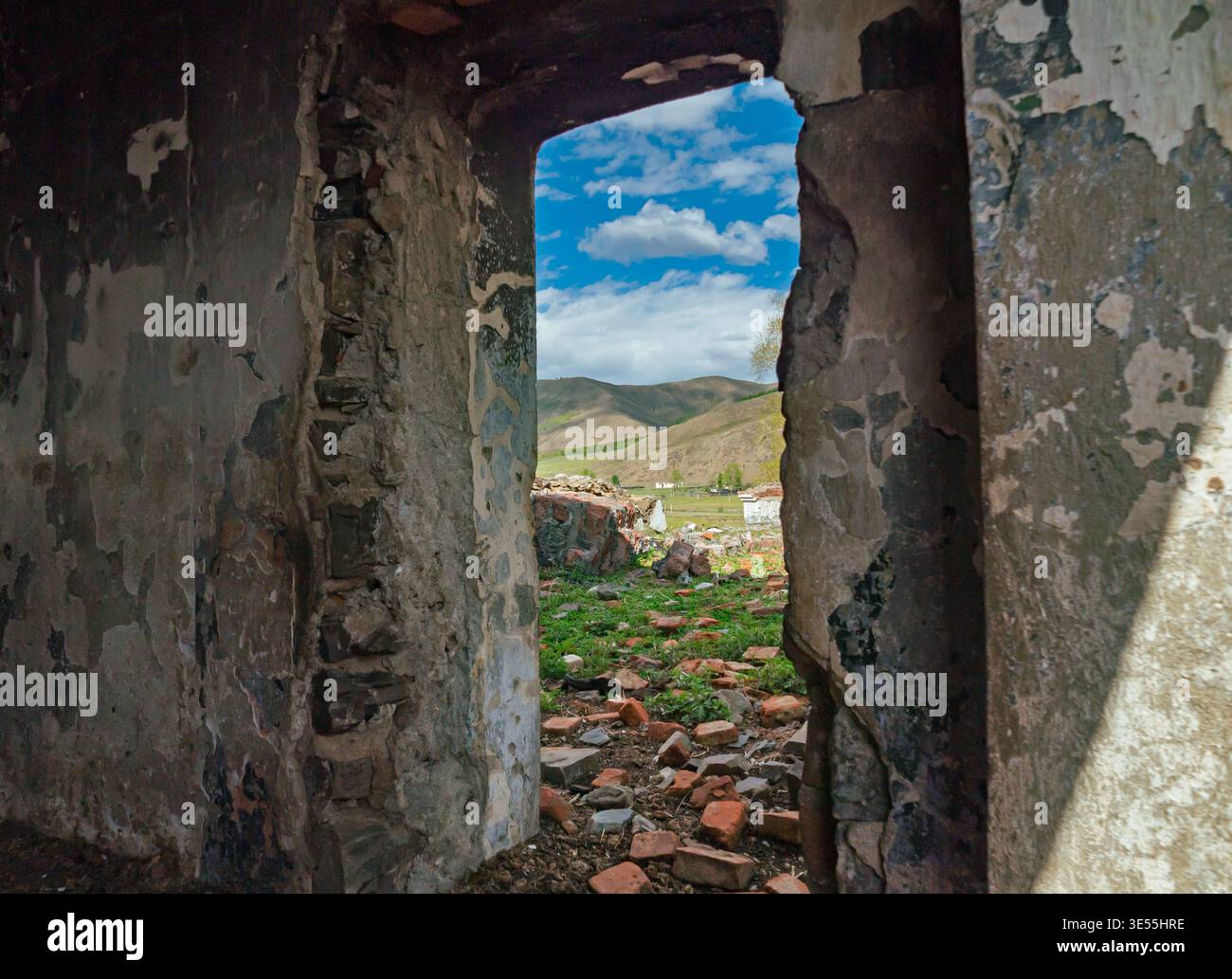 Le pareti rotte mostrano la vista del paesaggio montano e del cielo nuvoloso in un'area remota durante il giorno Foto Stock