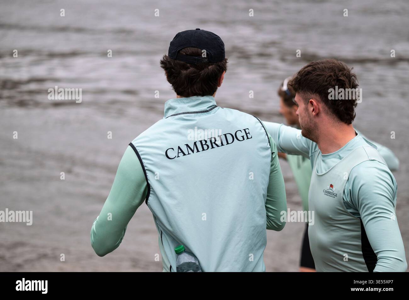 Londra, Regno Unito. 31 marzo 2026. Ci si allena vicino a Putney Bridge prima della 171a gara di barche maschile, la gara annuale tra gli equipaggi di canottaggio delle Università di Oxford e Cambridge che si svolge vicino a Pasqua sul famoso corso da Campionato di 6,8 km sul fiume Tamigi tra Putney e Mortlake. Crediti: Stephen Chung / Alamy Live News Foto Stock