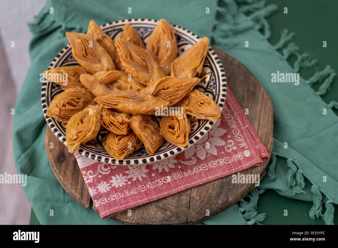 Baklava tataro di Crimea, un dolce tradizionale in piatto. Il diamante dolce forma il cibo. Dolce dolce Foto Stock