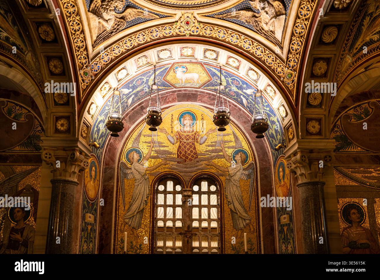 Sculture scolpite e mosaici che decorano pareti e soffitto all'interno della Basilica di Santa Cecilia in Trastevere Foto Stock