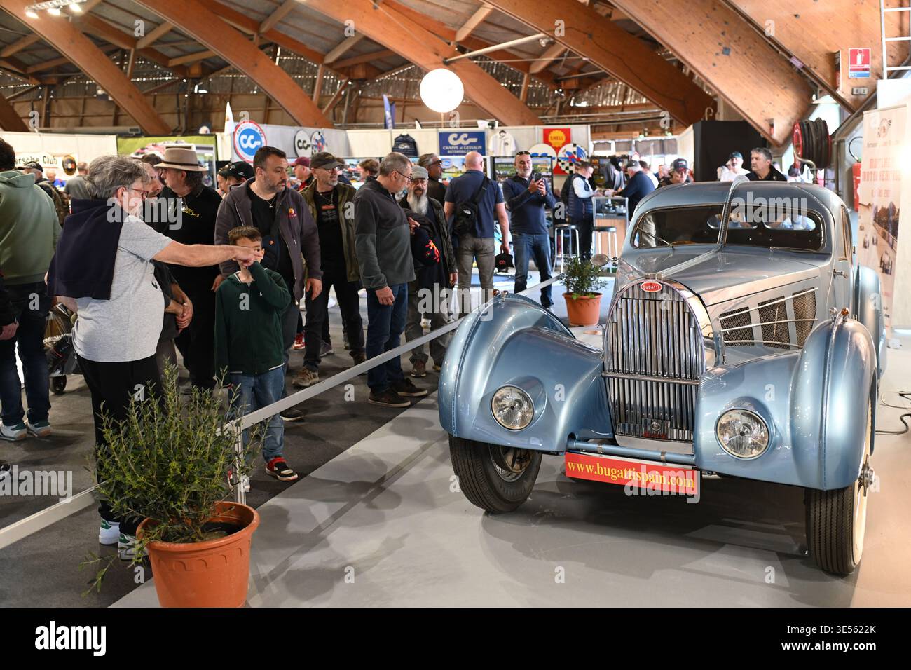 I visitatori o gli appassionati di auto d'epoca ammirano una Bugatti Type 57S (1936) al Motor Passion Classic Car Show o al Motor Show di Avignone in Francia Foto Stock
