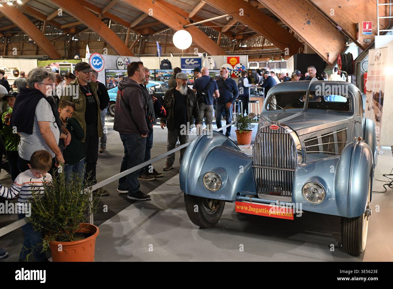 I visitatori o gli appassionati di auto d'epoca ammirano una Bugatti Type 57S (1936) al Motor Passion Classic Car Show o al Motor Show di Avignone in Francia Foto Stock