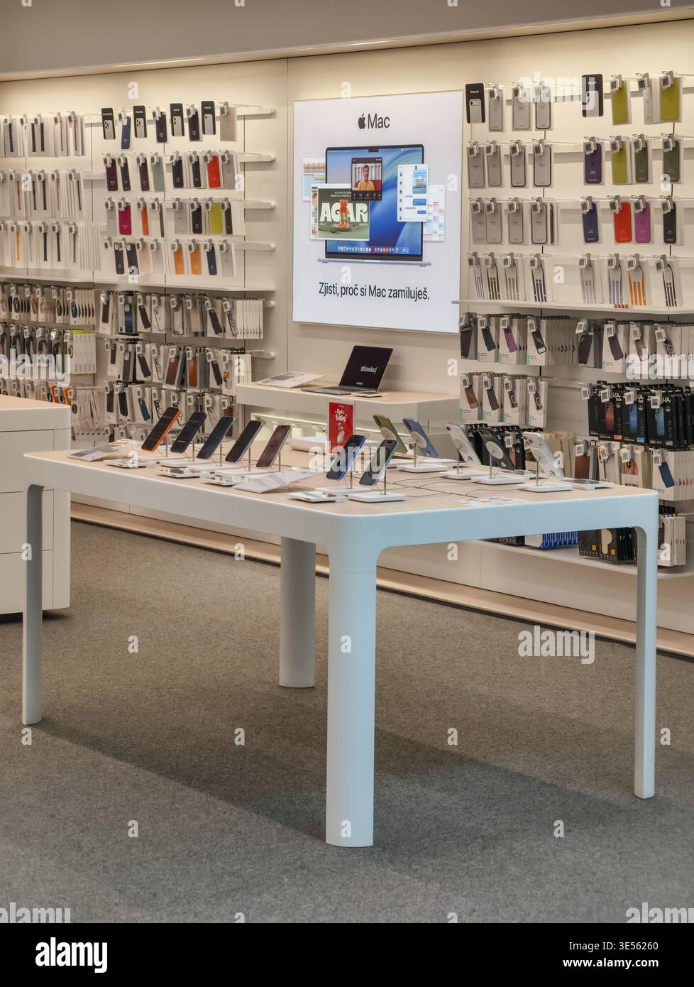 Praga, Repubblica Ceca – 31 marzo 2026: Interni del rivenditore Apple con smartphone, tablet e accessori esposti nel negozio di elettronica Foto Stock