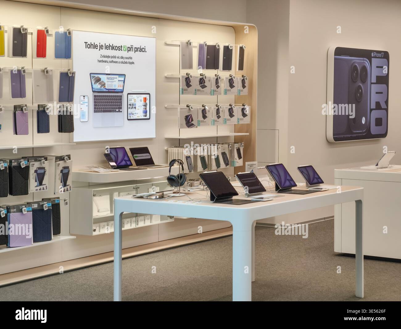 Praga, Repubblica Ceca – 31 marzo 2026: Interni del rivenditore Apple con smartphone, tablet e accessori esposti nel negozio di elettronica Foto Stock